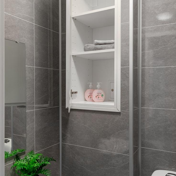 Graceful bathroom composition